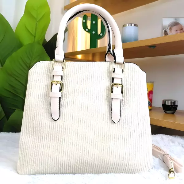 5 - Bolsa tipo Tote con textura corrugada y botón decorativo