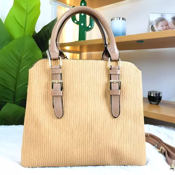 6 - Bolsa tipo Tote con textura corrugada y botón decorativo