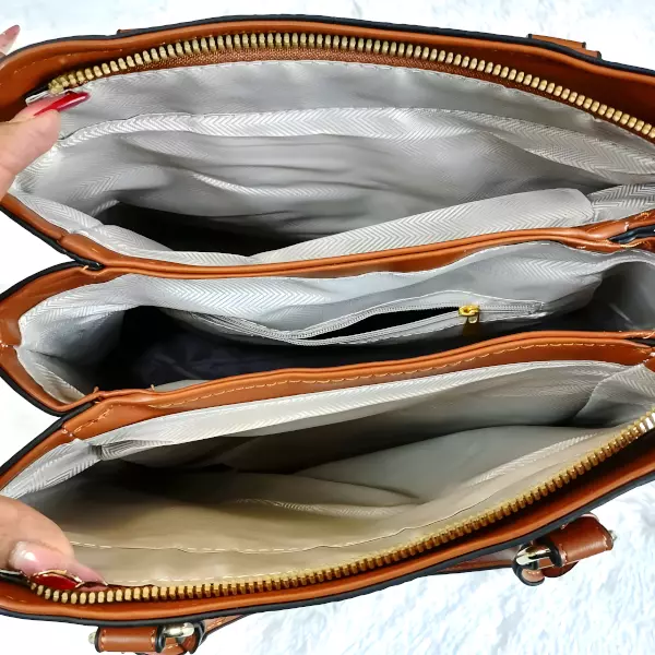 7 - Bolsa tipo Tote con textura corrugada y botón decorativo