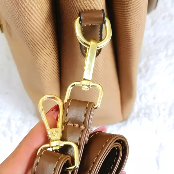 9 - Bolsa tipo Tote con textura lineal y detalle de asas extendidas