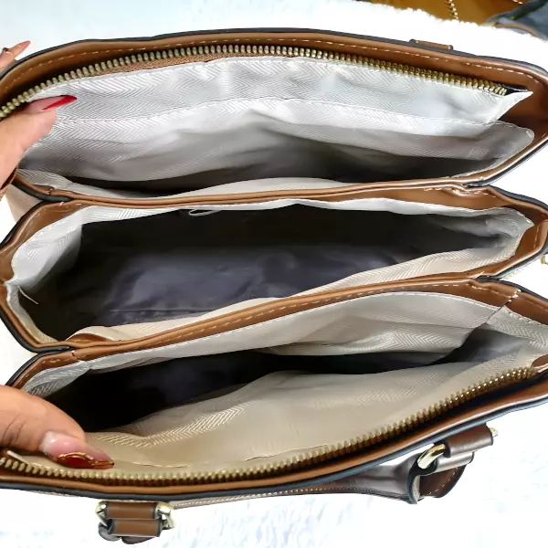 10 - Bolsa tipo Tote con textura lineal y detalle de asas extendidas
