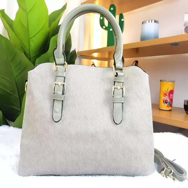 1 - Bolsa tipo Tote con textura lineal y detalle de asas extendidas