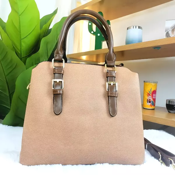 2 - Bolsa tipo Tote con textura lineal y detalle de asas extendidas