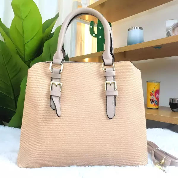 3 - Bolsa tipo Tote con textura lineal y detalle de asas extendidas