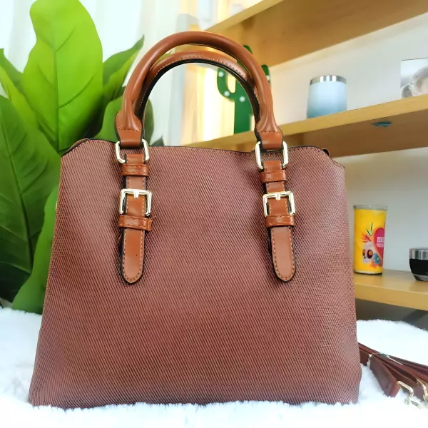 4 - Bolsa tipo Tote con textura lineal y detalle de asas extendidas