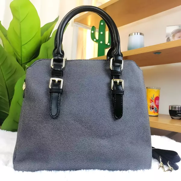5 - Bolsa tipo Tote con textura lineal y detalle de asas extendidas