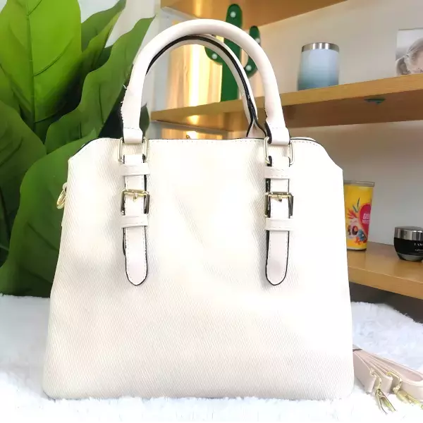 6 - Bolsa tipo Tote con textura lineal y detalle de asas extendidas