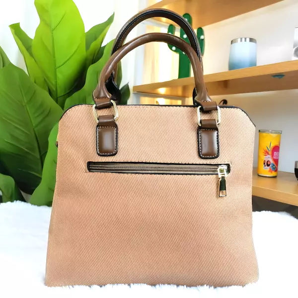 7 - Bolsa tipo Tote con textura lineal y detalle de asas extendidas