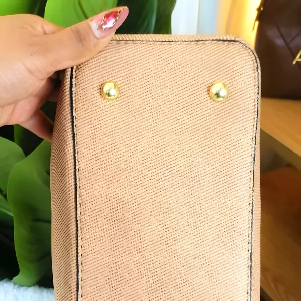 8 - Bolsa tipo Tote con textura lineal y detalle de asas extendidas