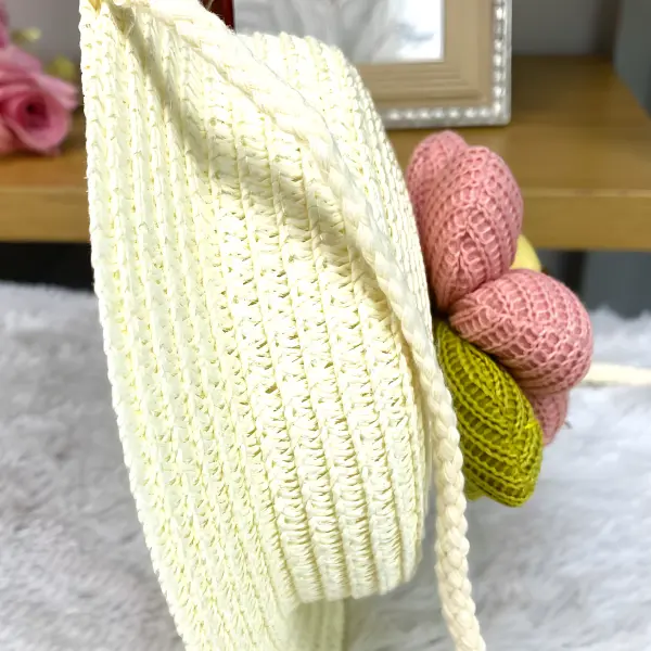 3 - Bolsita infantil redonda tipo sombrero de paja con aplicaciones tiernas