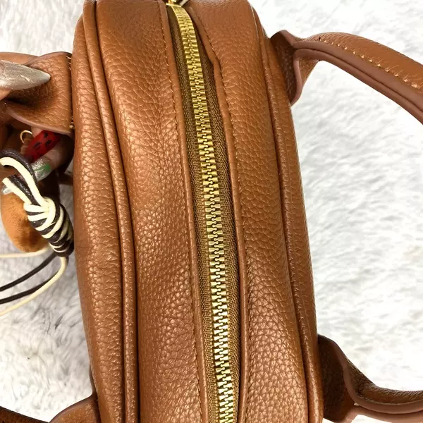 9 - Bolso de mano estilo Boston texturizado con correa removible y llavero de osito