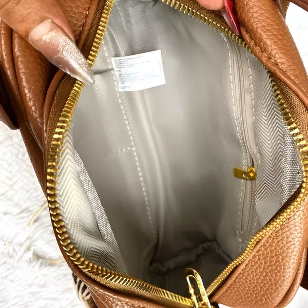 10 - Bolso de mano estilo Boston texturizado con correa removible y llavero de osito