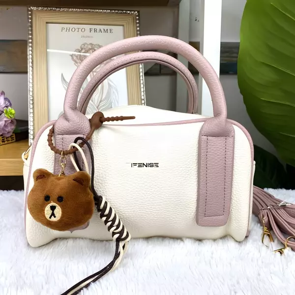 1 - Bolso de mano estilo Boston texturizado con correa removible y llavero de osito