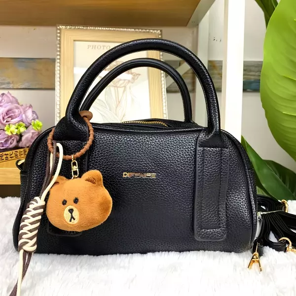2 - Bolso de mano estilo Boston texturizado con correa removible y llavero de osito