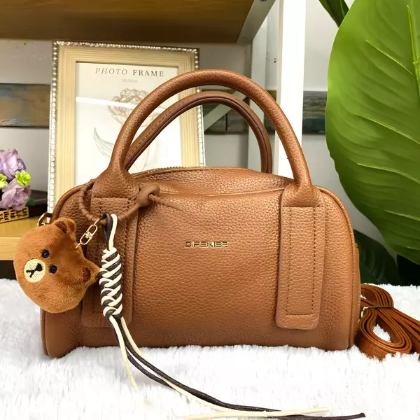 3 - Bolso de mano estilo Boston texturizado con correa removible y llavero de osito