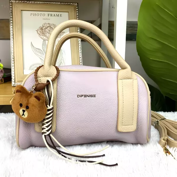 4 - Bolso de mano estilo Boston texturizado con correa removible y llavero de osito
