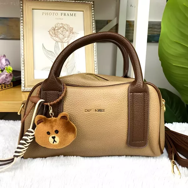 5 - Bolso de mano estilo Boston texturizado con correa removible y llavero de osito