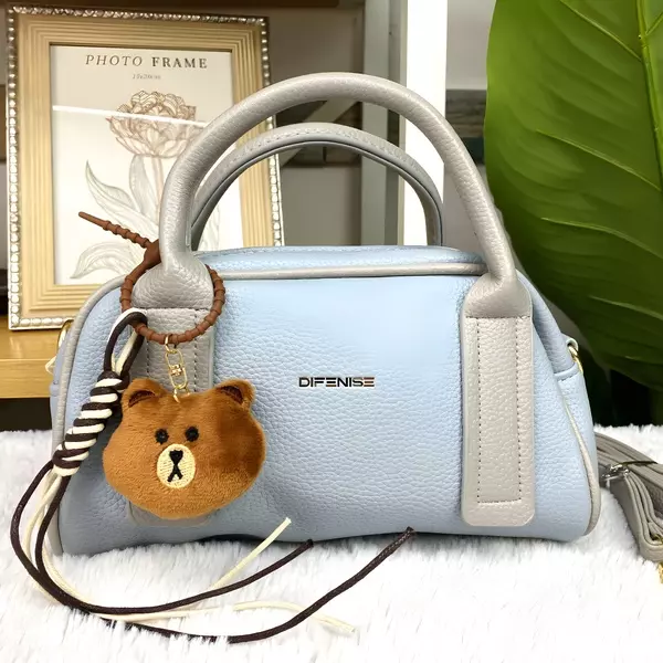 6 - Bolso de mano estilo Boston texturizado con correa removible y llavero de osito