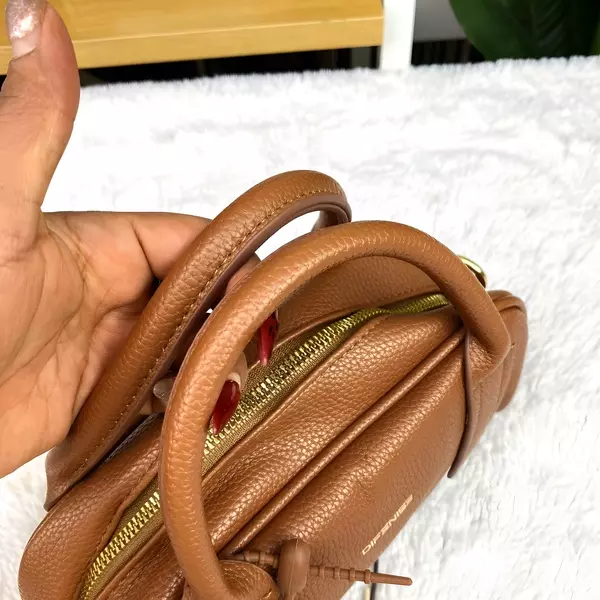 7 - Bolso de mano estilo Boston texturizado con correa removible y llavero de osito