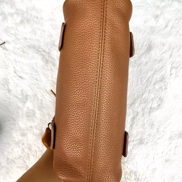 8 - Bolso de mano estilo Boston texturizado con correa removible y llavero de osito