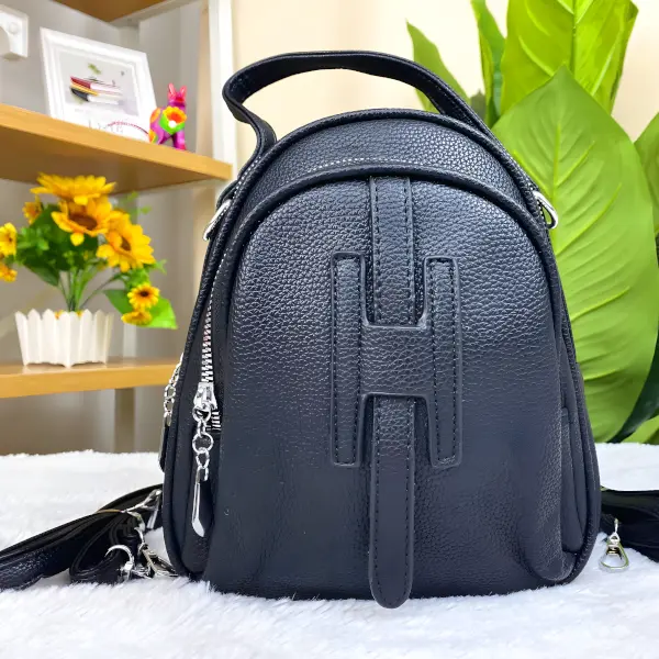 1 - Mini mochila convertible a bolso cruzado con diseño de 'H' frontal