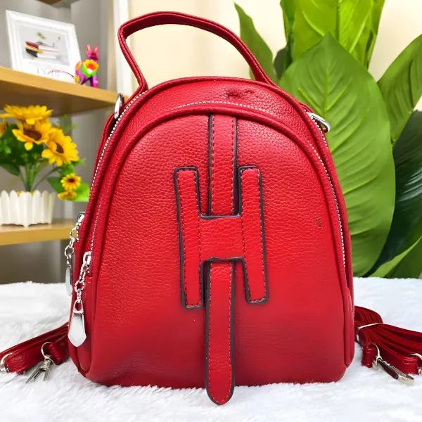2 - Mini mochila convertible a bolso cruzado con diseño de 'H' frontal