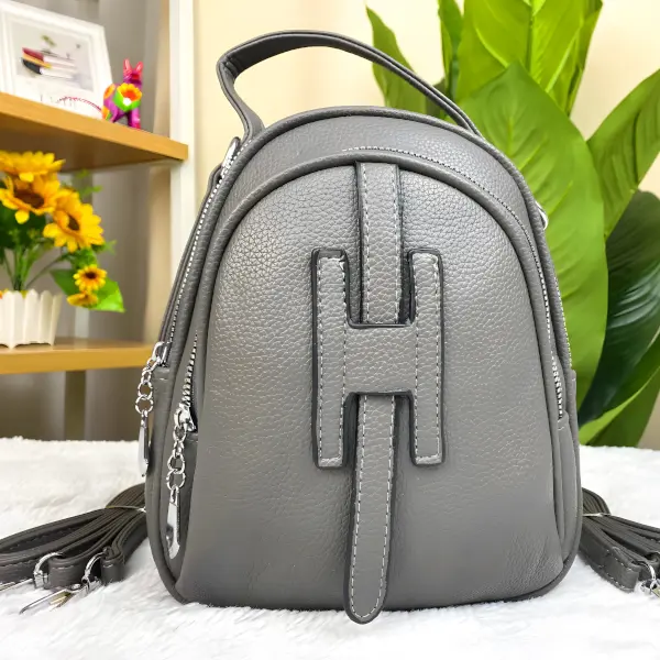 3 - Mini mochila convertible a bolso cruzado con diseño de 'H' frontal