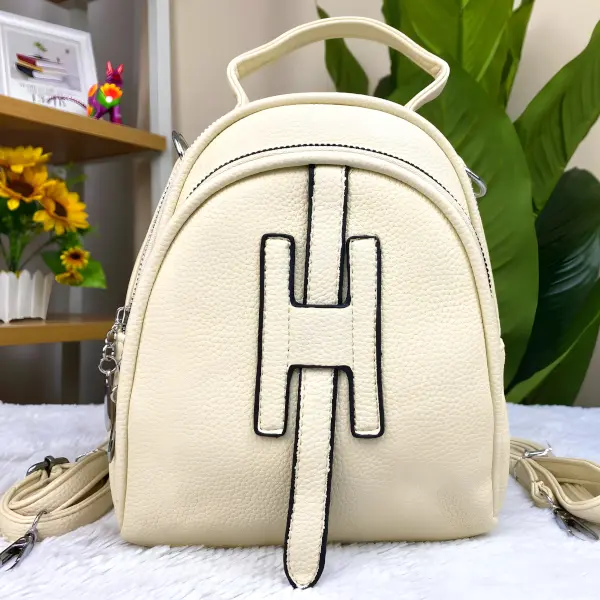 4 - Mini mochila convertible a bolso cruzado con diseño de 'H' frontal