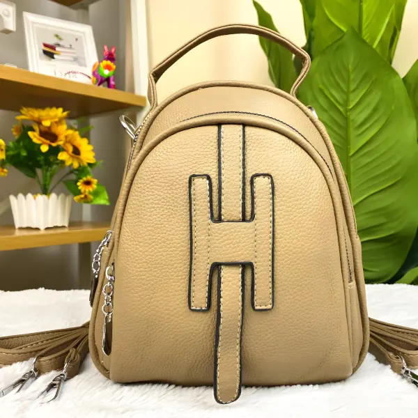 5 - Mini mochila convertible a bolso cruzado con diseño de 'H' frontal