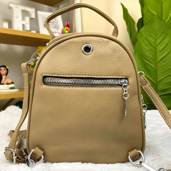 7 - Mini mochila convertible a bolso cruzado con diseño de 'H' frontal