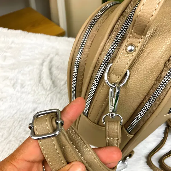 8 - Mini mochila convertible a bolso cruzado con diseño de 'H' frontal