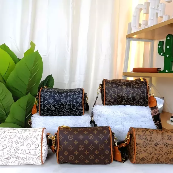 1 - Mini bolso cilíndrico estilo Barrel con estampado de monogramas y correa ancha