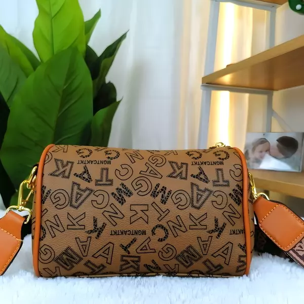 2 - Mini bolso cilíndrico estilo Barrel con estampado de monogramas y correa ancha