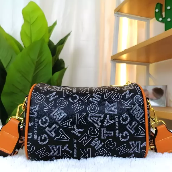3 - Mini bolso cilíndrico estilo Barrel con estampado de monogramas y correa ancha
