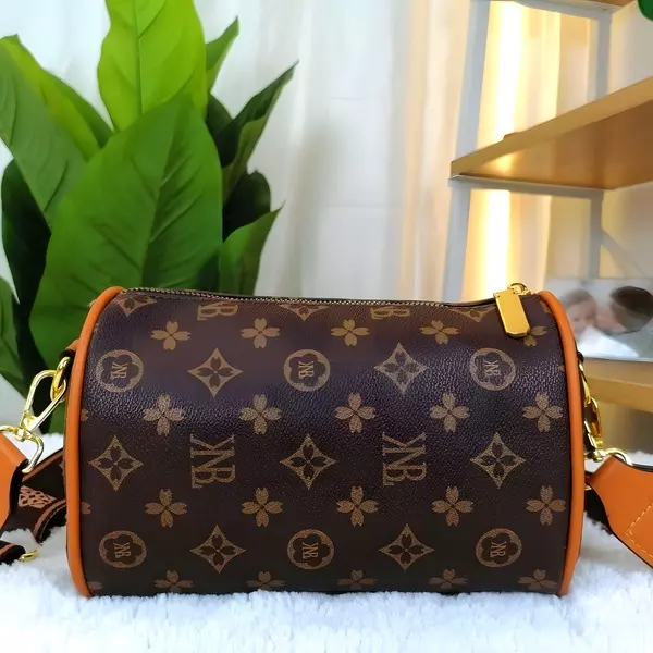 4 - Mini bolso cilíndrico estilo Barrel con estampado de monogramas y correa ancha