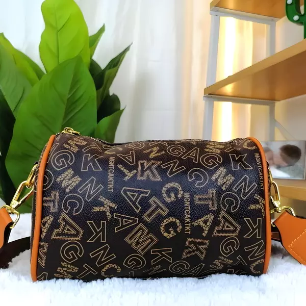 5 - Mini bolso cilíndrico estilo Barrel con estampado de monogramas y correa ancha