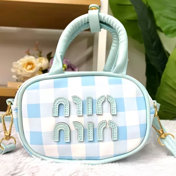 2 - Mini bolso ovalado con estampado a cuadros Gingham y asas superiores acolchadas
