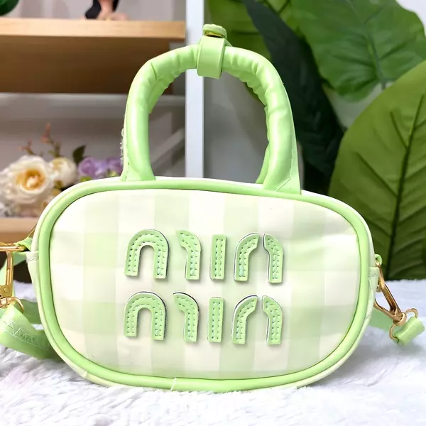 3 - Mini bolso ovalado con estampado a cuadros Gingham y asas superiores acolchadas