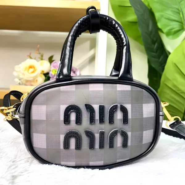 4 - Mini bolso ovalado con estampado a cuadros Gingham y asas superiores acolchadas