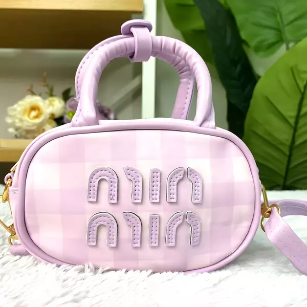 5 - Mini bolso ovalado con estampado a cuadros Gingham y asas superiores acolchadas