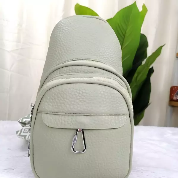 9 - Mini mochila pechera urbana crossbody con múltiples cierres y correa gruesa