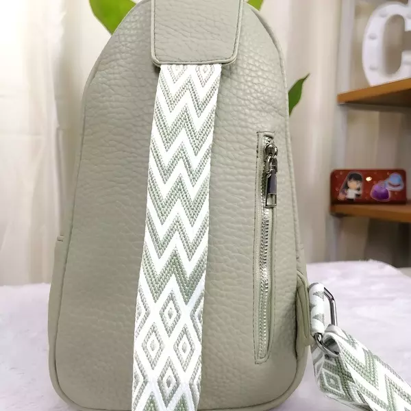 10 - Mini mochila pechera urbana crossbody con múltiples cierres y correa gruesa