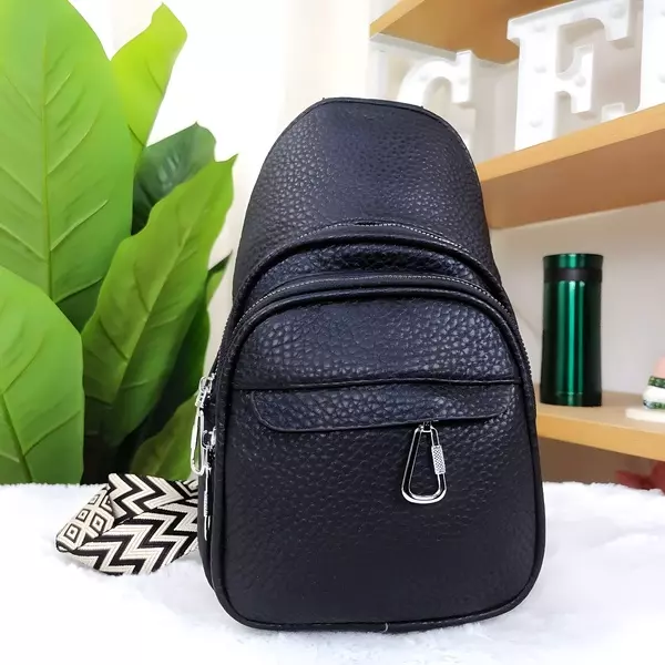 4 - Mini mochila pechera urbana crossbody con múltiples cierres y correa gruesa