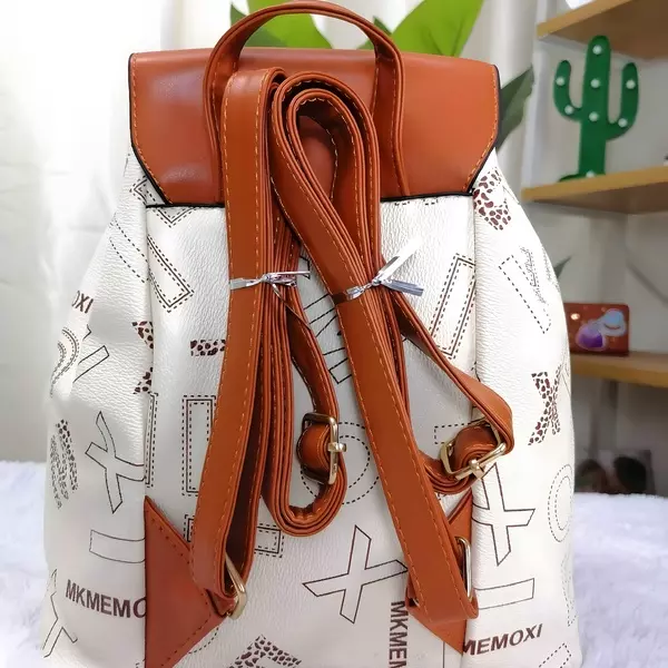 9 - Mochila casual urbana con solapa superior y colgante de carita feliz