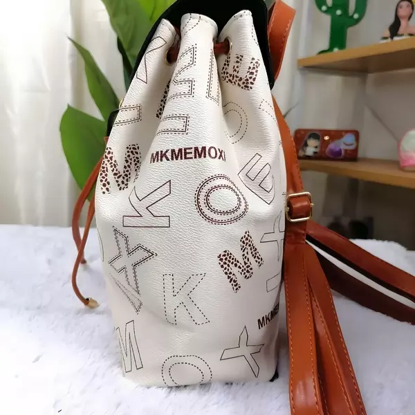10 - Mochila casual urbana con solapa superior y colgante de carita feliz