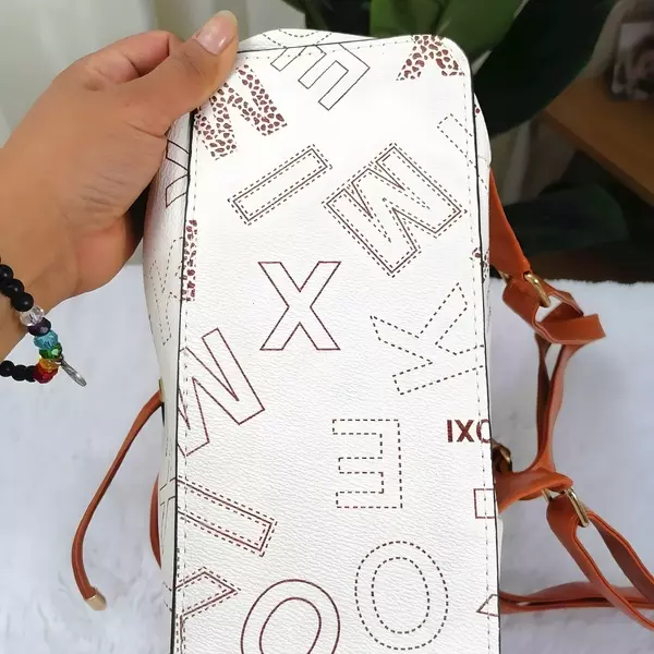 11 - Mochila casual urbana con solapa superior y colgante de carita feliz