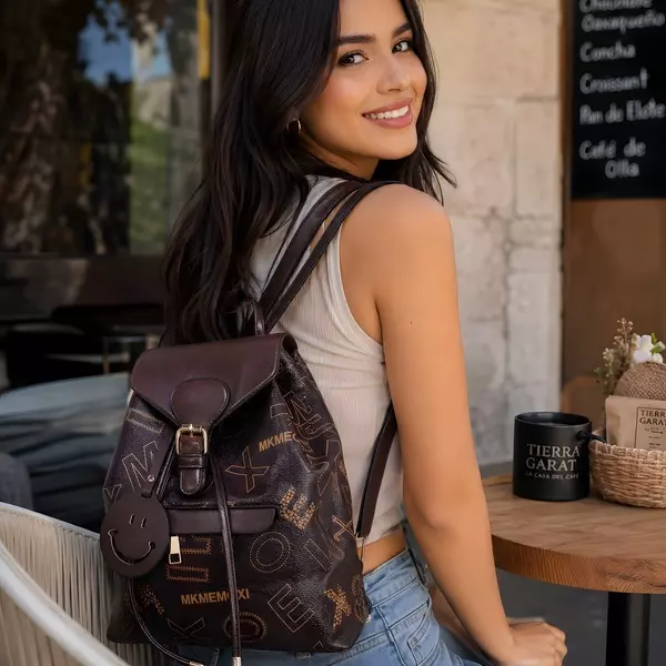 2 - Mochila casual urbana con solapa superior y colgante de carita feliz