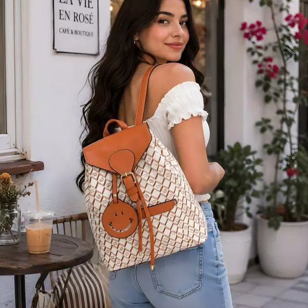 3 - Mochila casual urbana con solapa superior y colgante de carita feliz