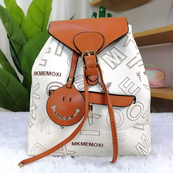 4 - Mochila casual urbana con solapa superior y colgante de carita feliz