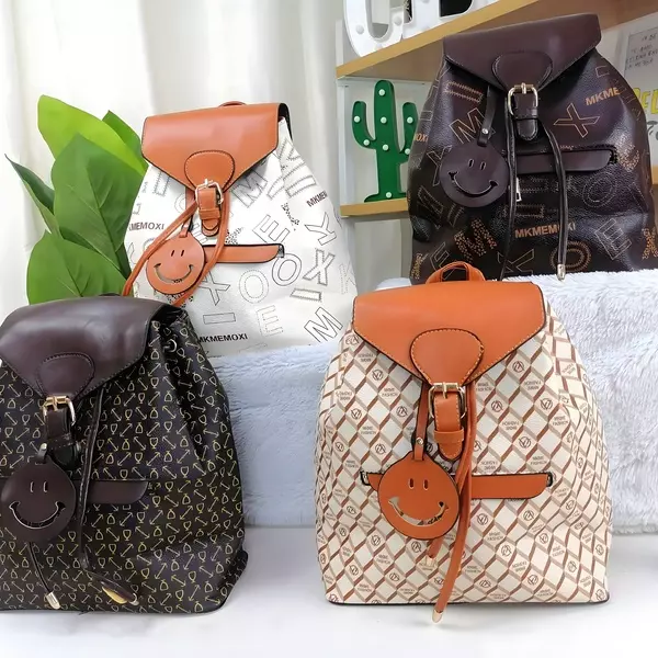 5 - Mochila casual urbana con solapa superior y colgante de carita feliz
